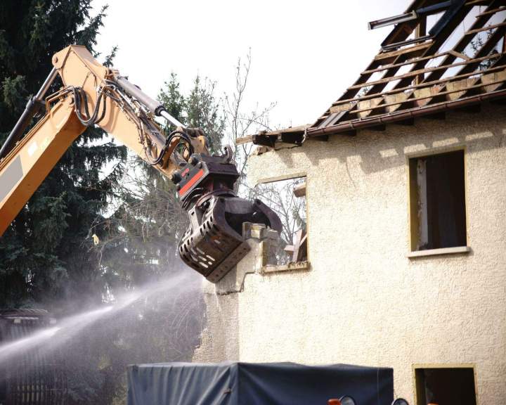 Démolition maîtrisée et sécurisée d’un bâtiment.